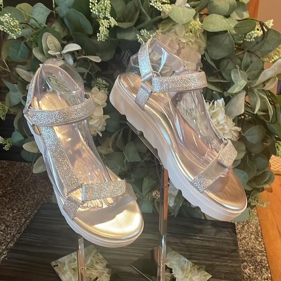 Nine West Bringly 3 Silver Sandals, Size 9 - Picture 3 of 7